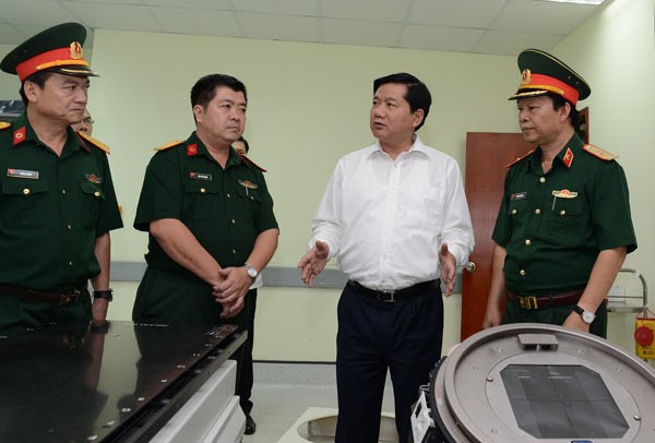 Party Chief Thang (in whites shirt) anh the hospital managers ( photo:sggp)